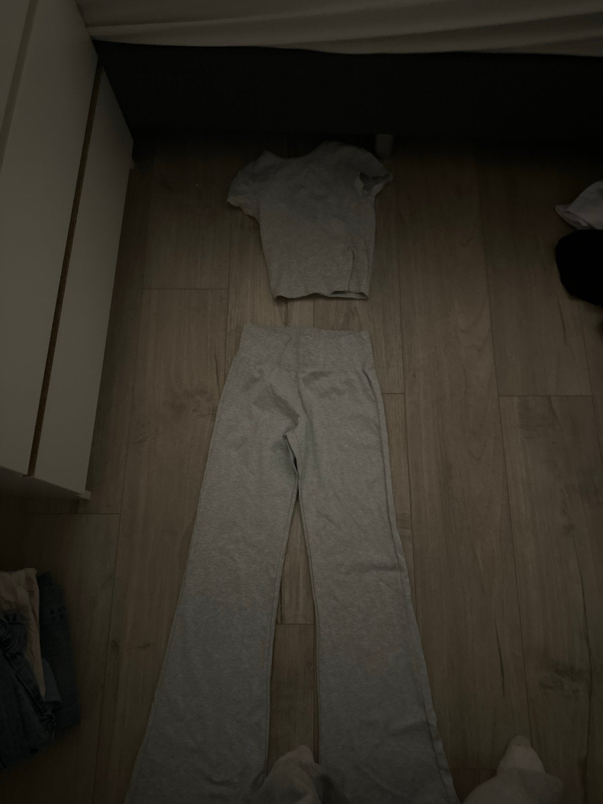 Bershka setje: Cropped T-shirt en flared broek, Kleding | Dames, Overige Dameskleding, Ophalen of Verzenden, Gedragen