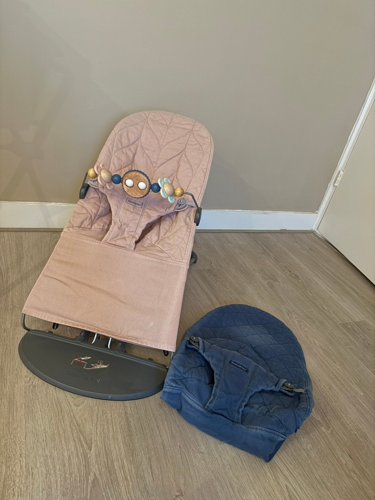BabyBjörn Bouncer Bliss wipstoel  met extra hoes + speelboog, Overige merken, Wipstoel, Ophalen of Verzenden, Met gordel(s) of riempje(s)