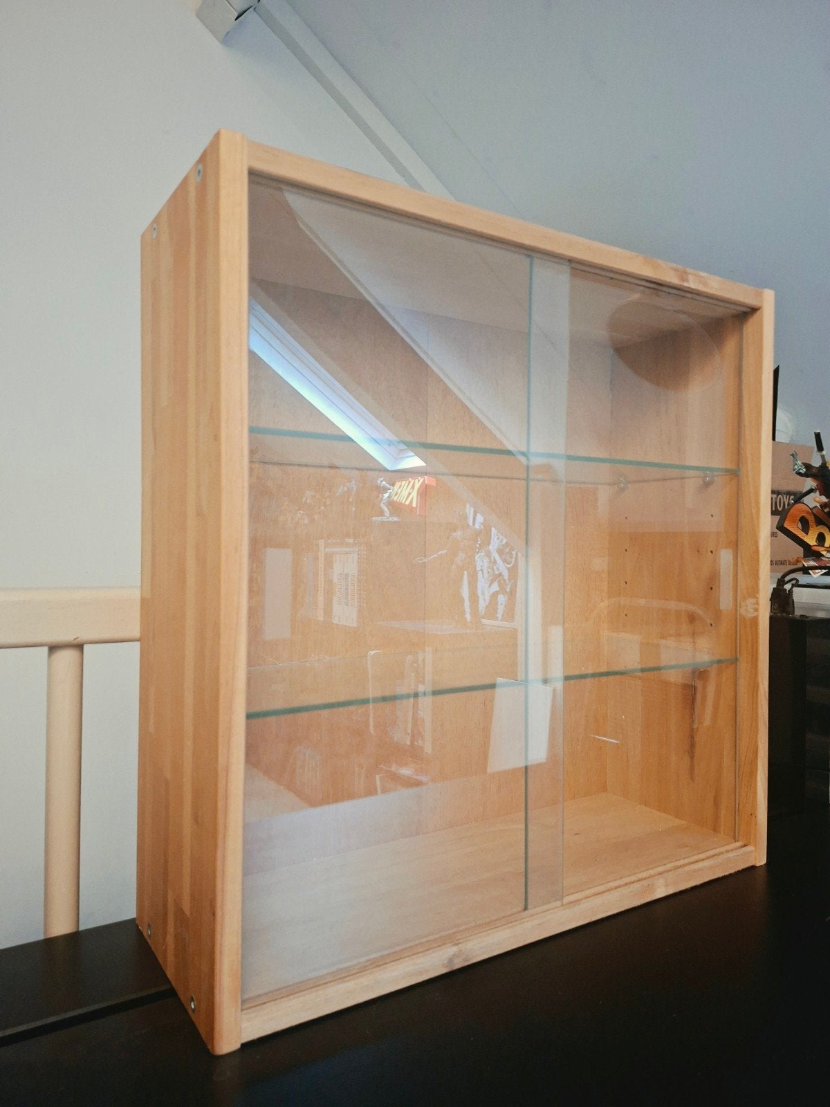 2 Houten vitrinekastjes met glazen schuifdeuren, Ophalen, Overige houtsoorten, 50 tot 100 cm, Minder dan 25 cm