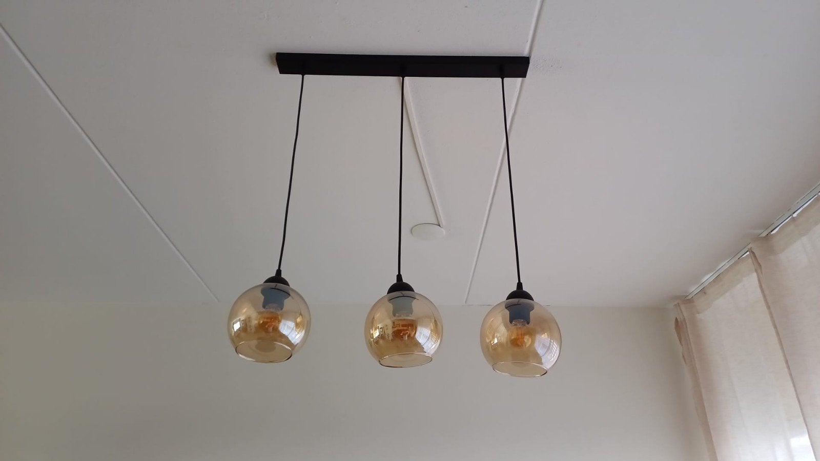 Moderne hanglamp met 3 amberkleurige glazen bollen, Huis en Inrichting, Lampen | Hanglampen, Modern, Sfeervol, Zo goed als nieuw