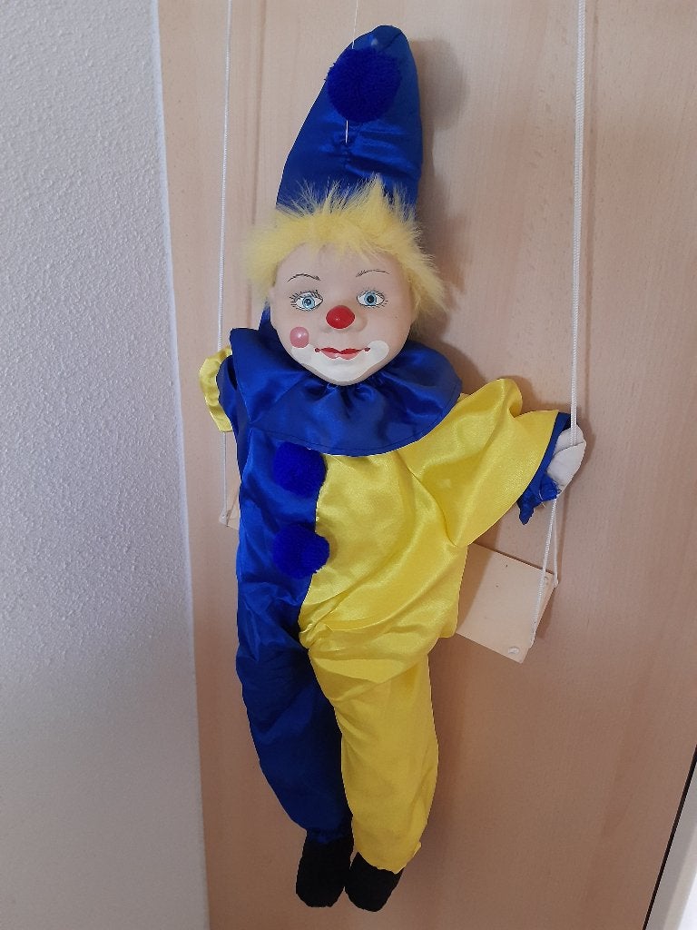 Clown op schommel met porseleinen hoofd om op te hangen, Verzamelen, Poppen, Ophalen of Verzenden, Nieuw, Pop