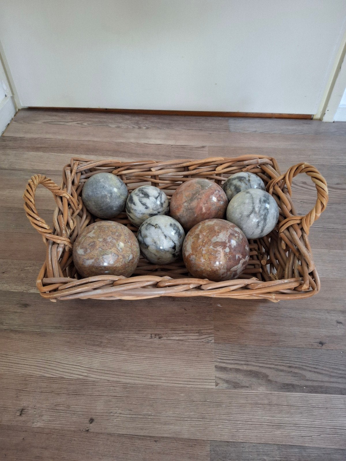 Decoratieve stenen bollen in rieten mand, Meerkleurig, Ophalen of Verzenden, Steen/keramiek, Landelijk