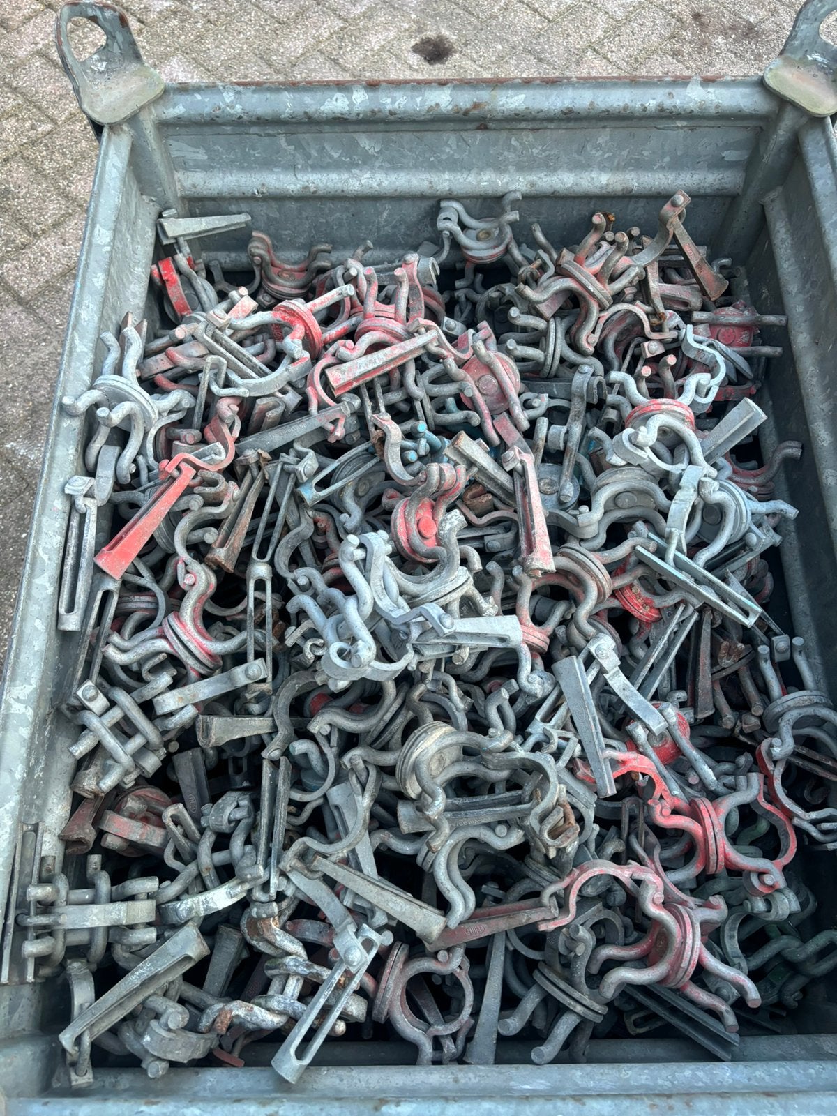 Gebruikte draaiklemmen steiger - Van Thiel - 99 stuks