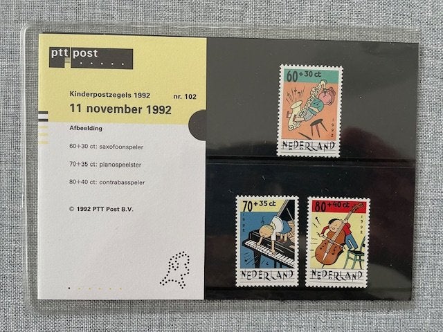 Postzegelmapje PZM102 Kinderzegels, kind en muziek 1992, Ophalen of Verzenden, Postfris, Overige thema's