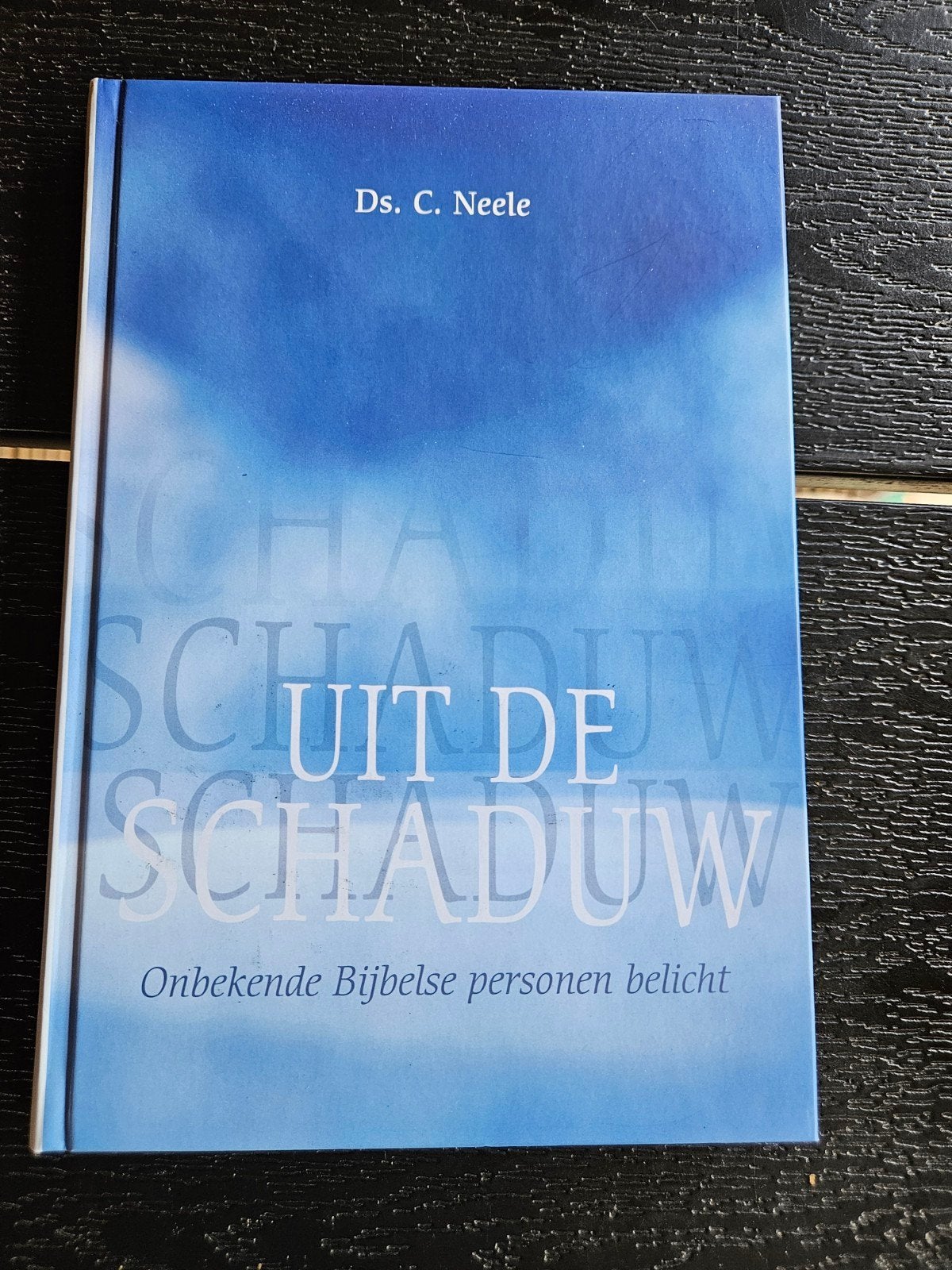 C. Neele - Uit de schaduw, Ophalen of Verzenden, Zo goed als nieuw, C. Neele