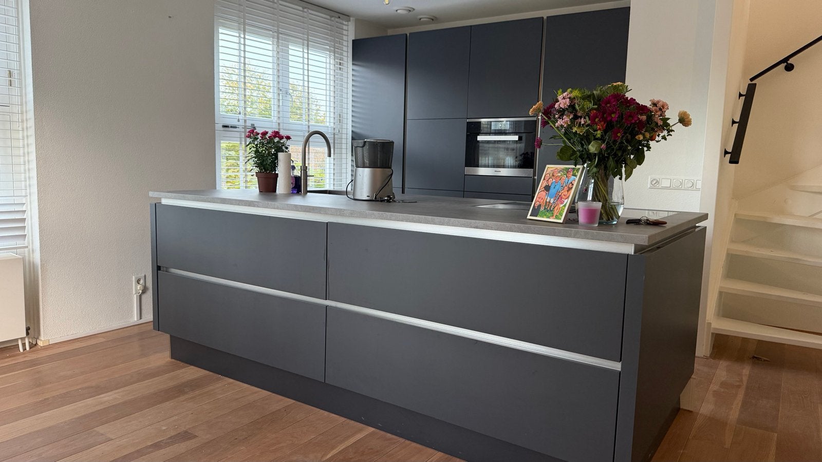 Moderne keuken met kookeiland en Miele apparatuur en Quooker, Ophalen, Overige typen, Zo goed als nieuw, Greeploos