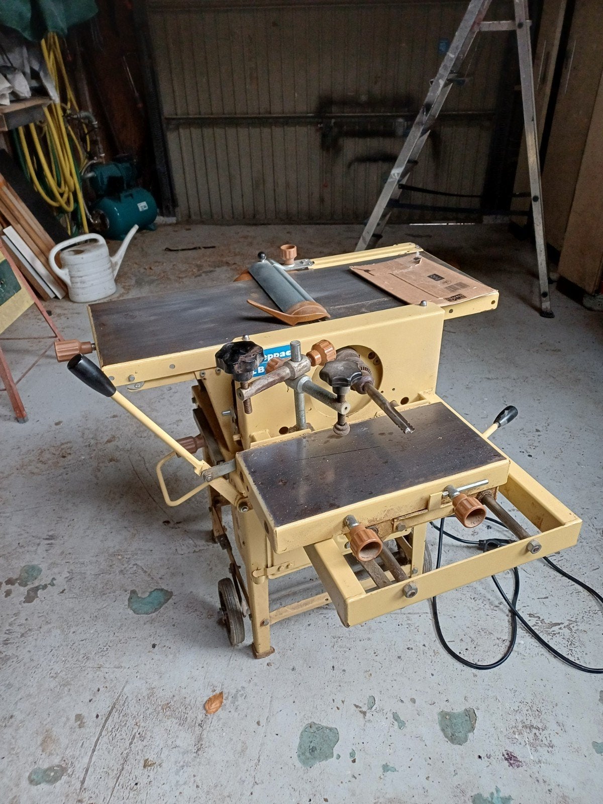 Tekoop  mooie  scheppach  hm2 schaaf bank er hulpstukken, Ophalen of Verzenden, Zo goed als nieuw, 1200 watt of meer, 70 mm of meer