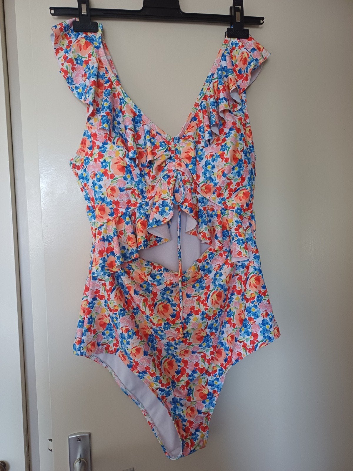 Nieuw bloemen badpak met open buik - 1XL, Meerkleurig, Nieuw, Badpak, Ophalen of Verzenden