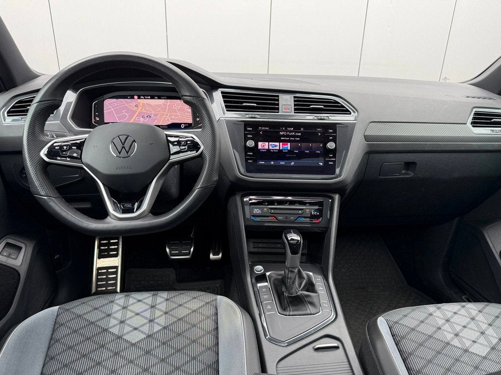 Volkswagen Tiguan 1.4 TSI eHybrid R-Line Business | Panorama, Auto's, Volkswagen, 1716 kg, 4 cilinders, 150 pk, Leder en Stof