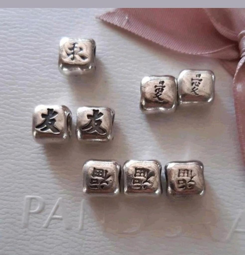 Pandora chinese tekens. Liefde, geluk, vriendschap  etc, Verzenden, Pandora, Zo goed als nieuw, 4 bedels of meer