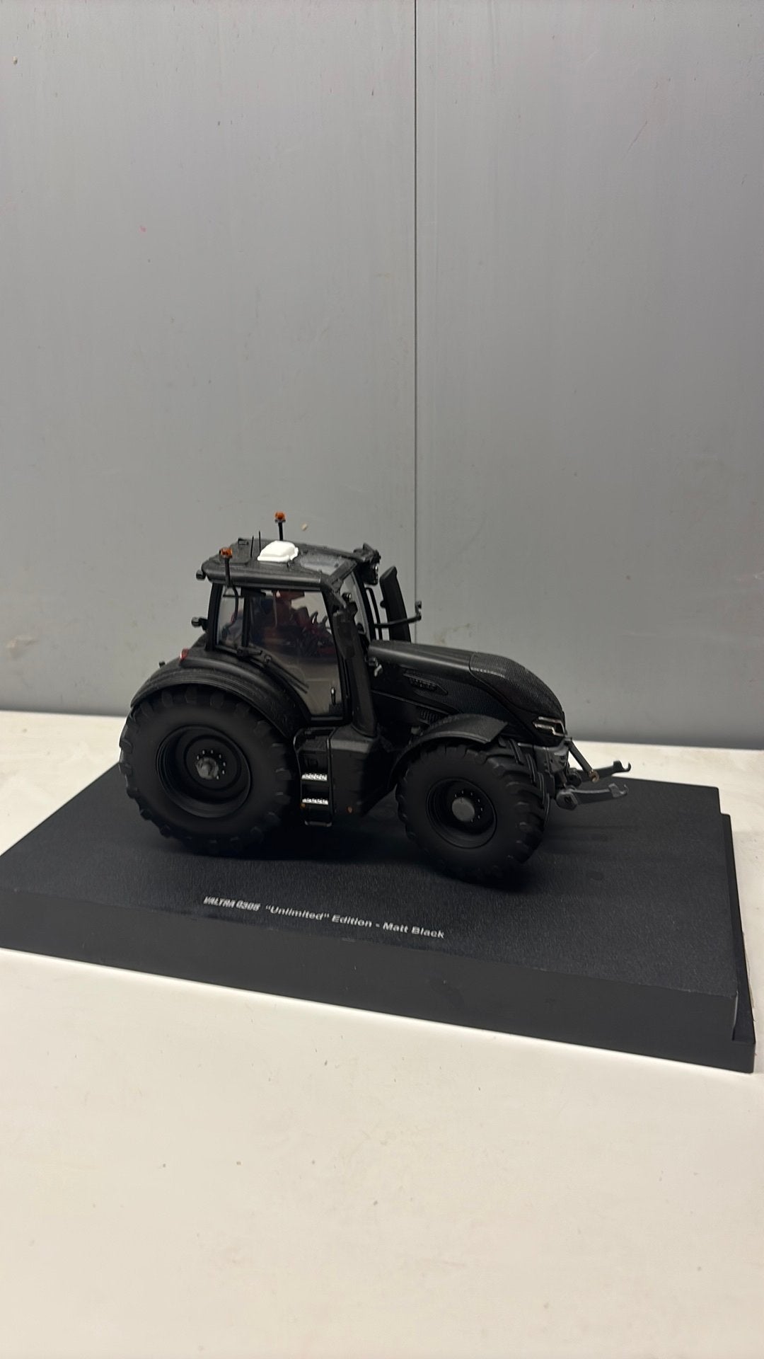 Valtra q305 matt black edition, Hobby en Vrije tijd, Modelauto's | 1:32, Ophalen of Verzenden, Zo goed als nieuw, Tractor of Landbouw