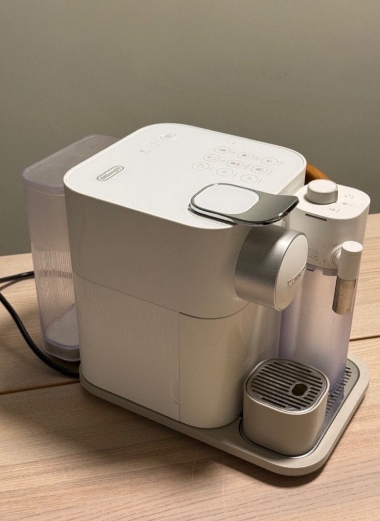 NESPRESSO ORIGINAL GRAN LATISSIMA coffee machine in White, Ophalen, Zo goed als nieuw, Koffiemachine