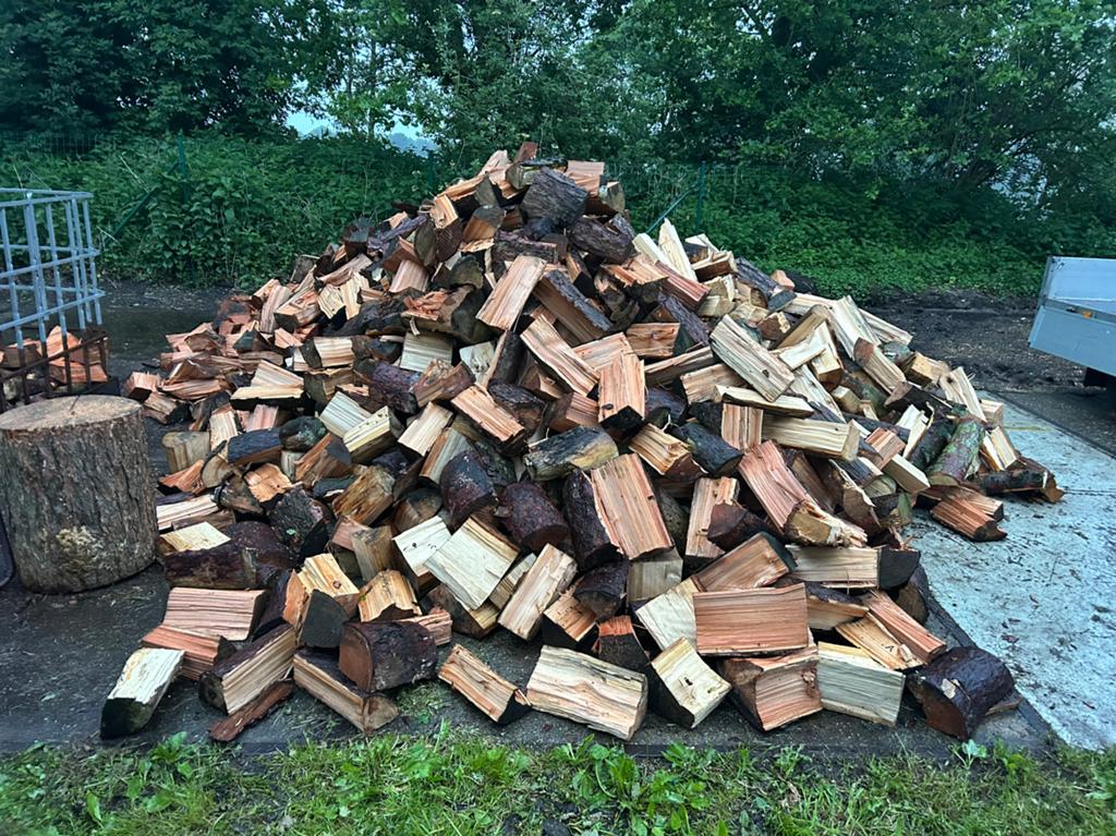 Beschikbaar, rond de 15 kuub gekloofd naaldhout, Tuin en Terras, Haardhout, 6 m³ of meer, Ophalen of Verzenden, Overige houtsoorten