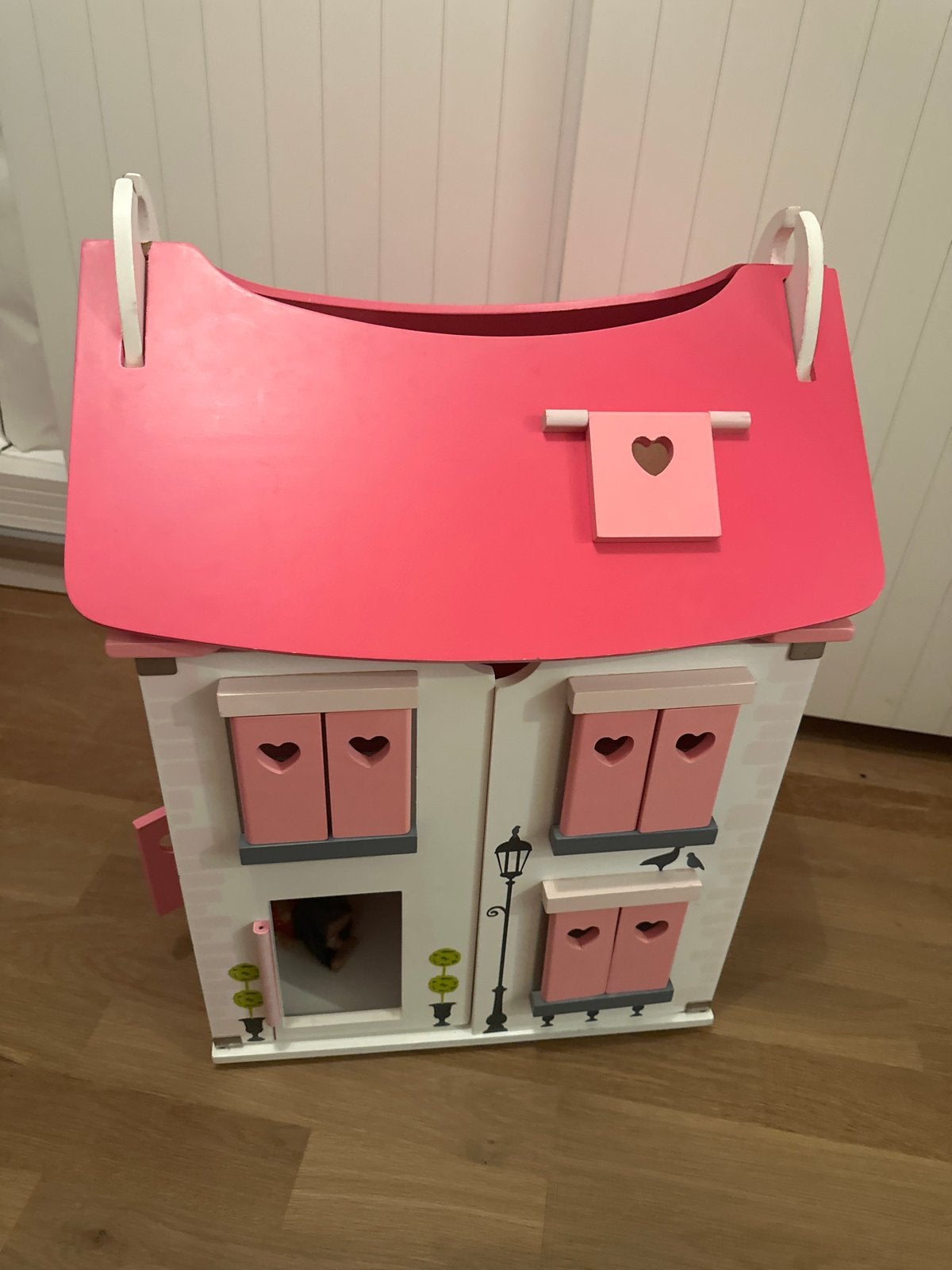 Poppenhuis met poppen en meubels - kleine reparaties nodig, Ophalen, Gebruikt, Poppenhuis