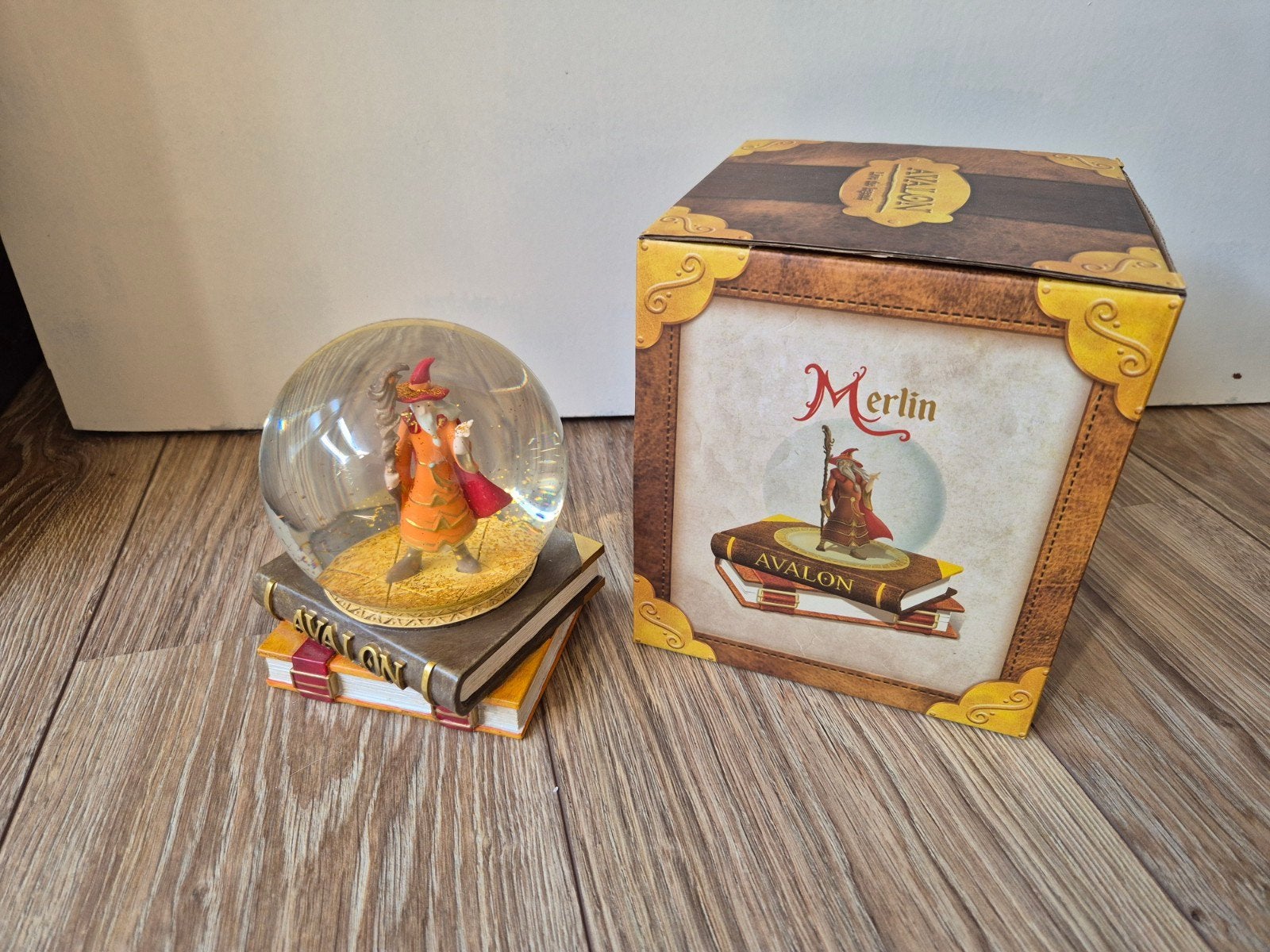 Merlin Avalon sneeuwbol, Verzamelen, Beelden en Beeldjes, Ophalen of Verzenden, Nieuw, Fantasy