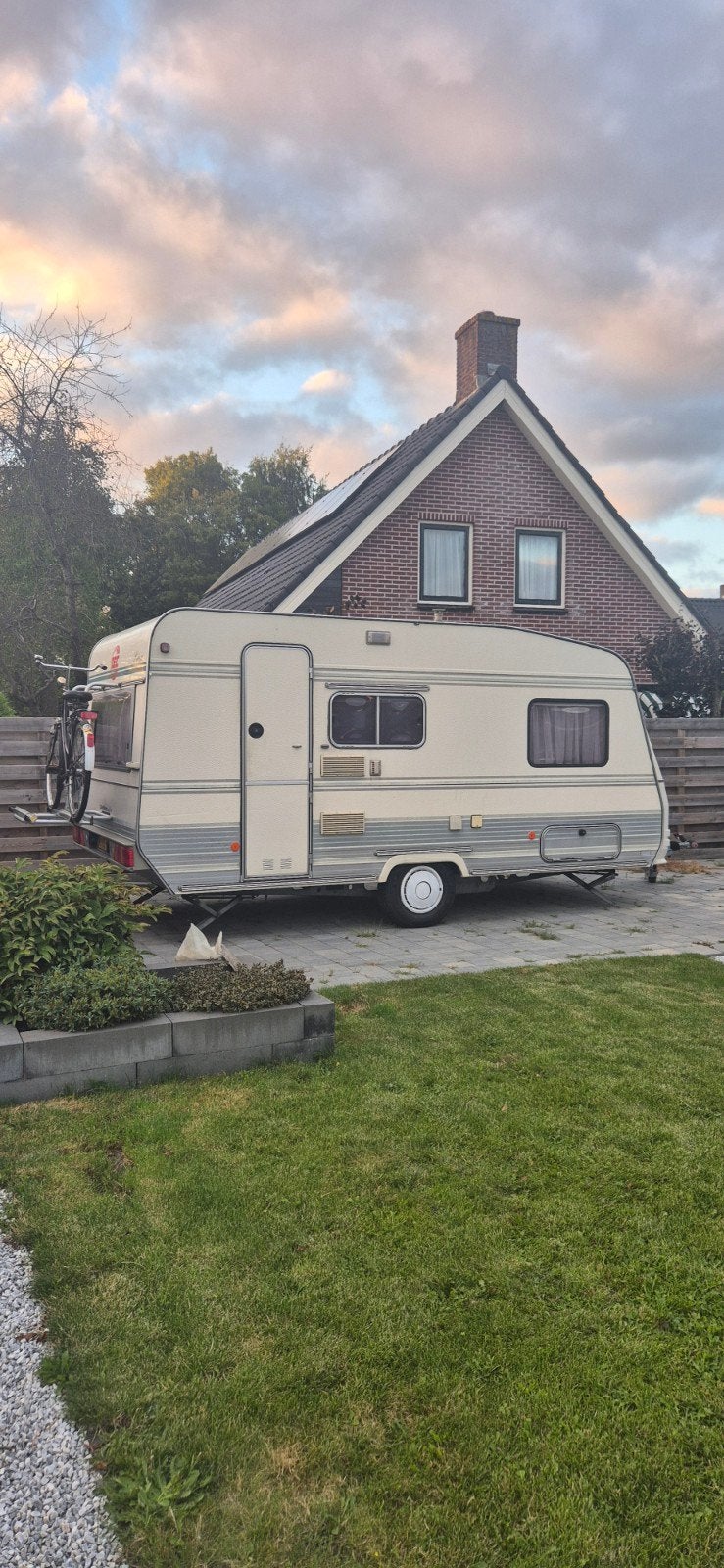 tec 450 caravan met voortent en luifel, Caravans en Kamperen, Caravans, Rondzit, 750 - 1000 kg, Particulier, Koelkast