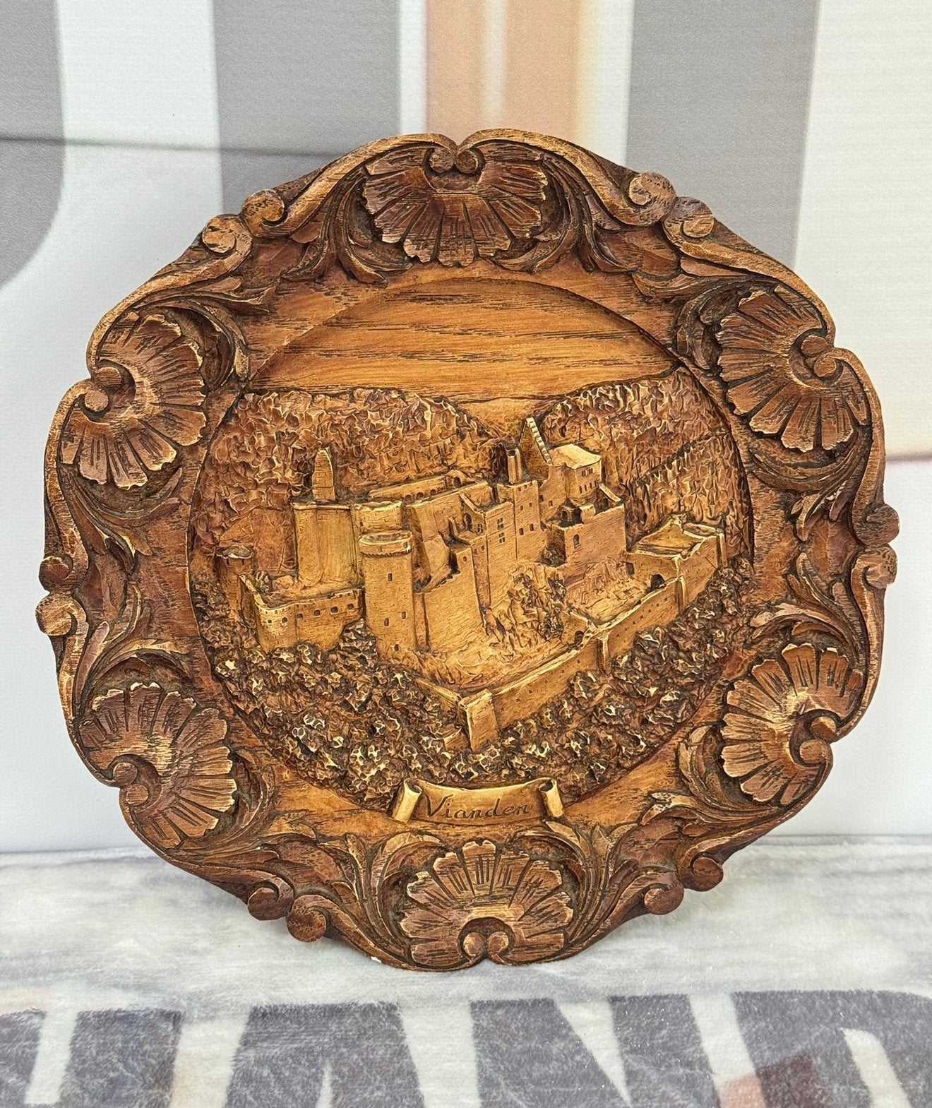 Vintage gesneden houten muurplaat plaquette Vianden kunst, Ophalen of Verzenden
