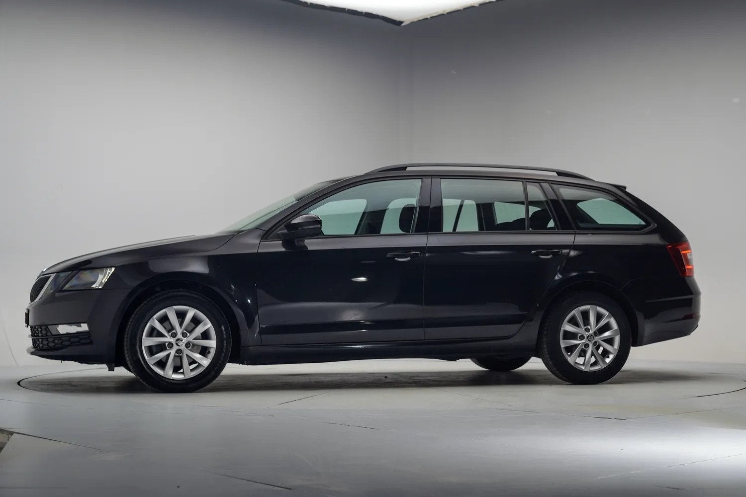 Skoda Octavia COMBI 1.0 TSI Business Edition Plus [ Apple Ca, Gebruikt, 116 pk, Zwart, Handgeschakeld