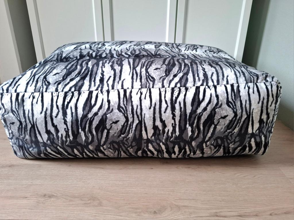 Grote zebraprint poef, Huis en Inrichting, Banken | Voetenbanken en Poefen, Modern, Trendy, Dierenprint, Zo goed als nieuw, Stof