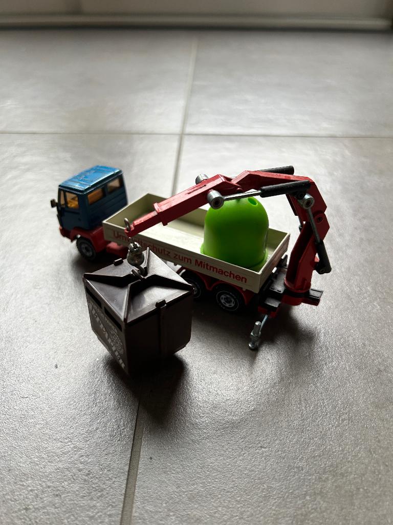 SIKU 2920 MERCEDES-BENZ LN CRANE TRUCK RECYCLING TRANSPORTER, Hobby en Vrije tijd, Modelauto's | 1:50, Ophalen of Verzenden, Gebruikt