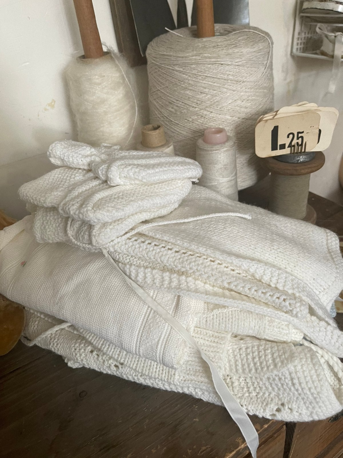 4 oude babyvestjes , pop, beer, Ophalen of Verzenden, Zo goed als nieuw