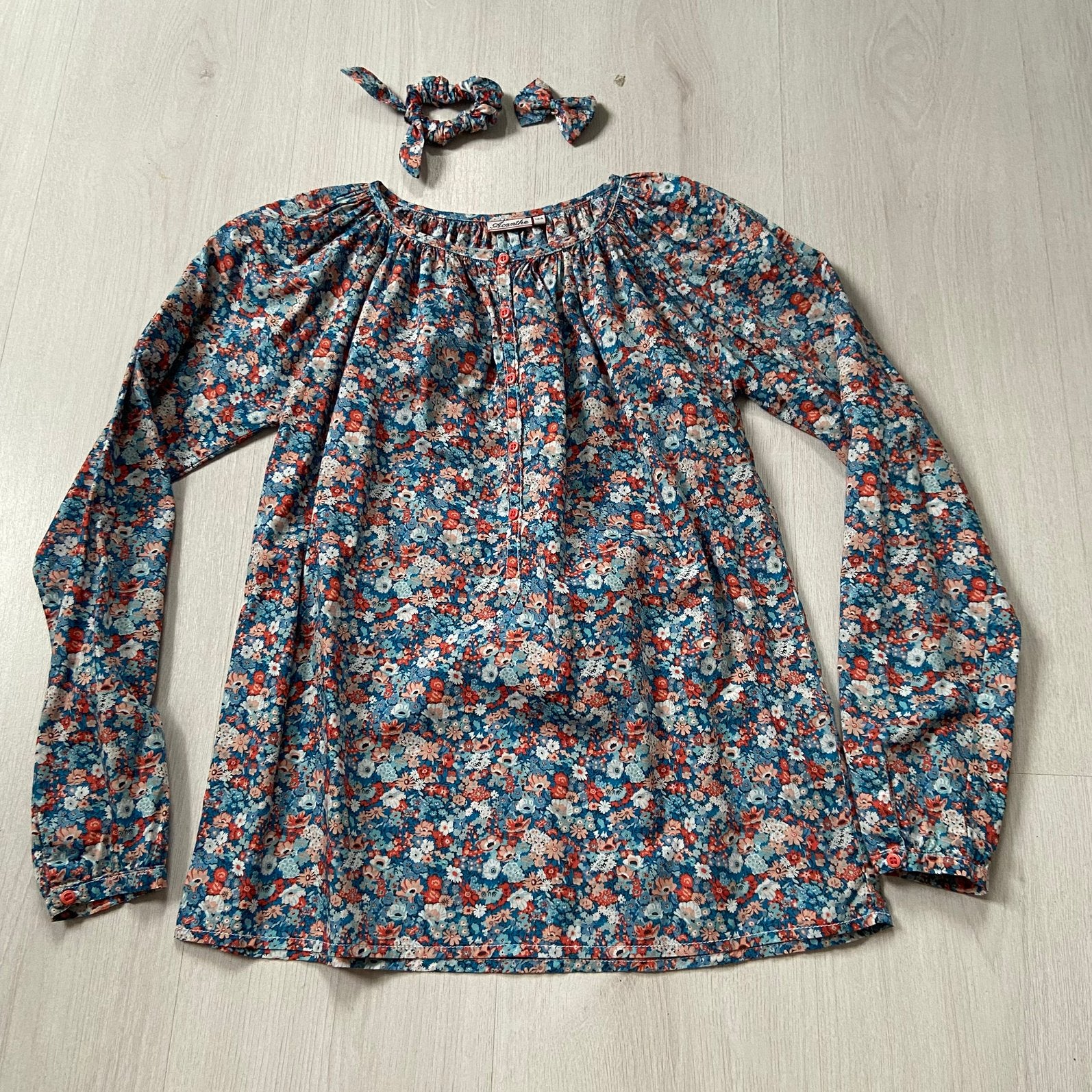 blauw gebloemde ACANTHE blouse mt 12 + haar strik + elastiek, Verzenden, Zo goed als nieuw, Meisje, Overhemd of Blouse