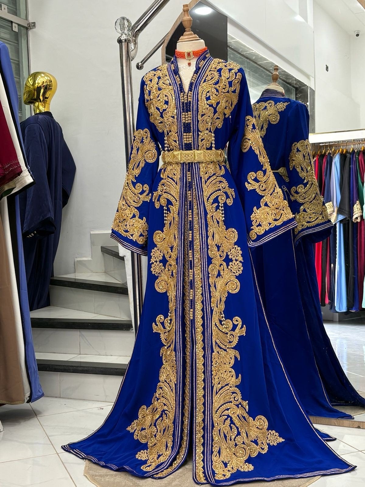 Te Huur Prachtige Marokkaanse Taksita met gouden borduursel, Kleding | Dames, Ophalen of Verzenden, Blauw