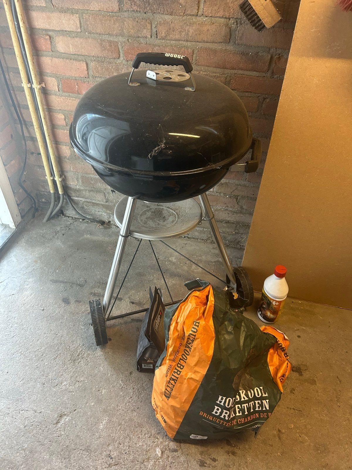 Gratis Weber BBQ met houtskool en aanmaakvloeistof, Ophalen, Gebruikt
