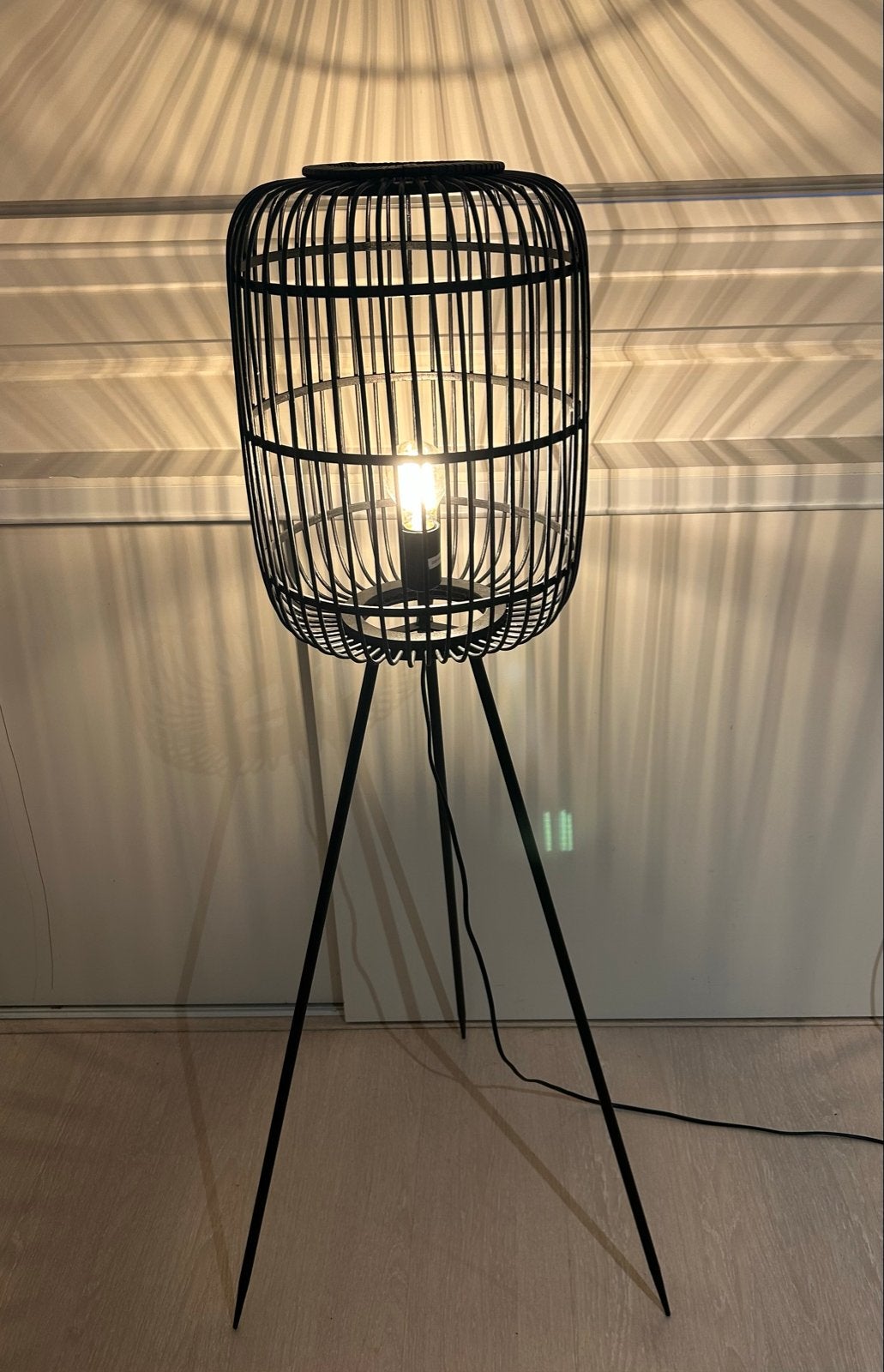 Zwarte rotan vloerlamp met driepoot onderstel, Ophalen, Zo goed als nieuw, Hout, 100 tot 150 cm