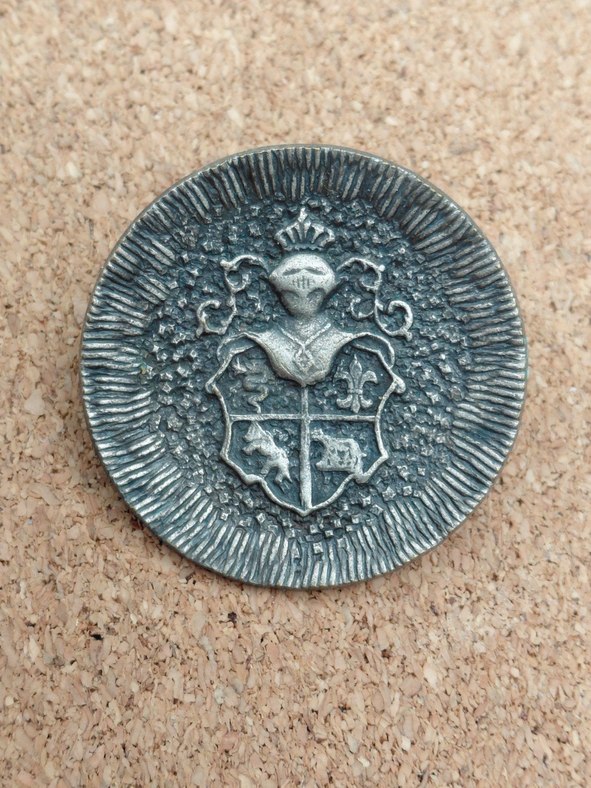 Holle knoop, insinge of onderscheiding.  3,6 cm drs. Gaaf!!, Ophalen of Verzenden, Overige soorten, Lintje, Medaille of Wings