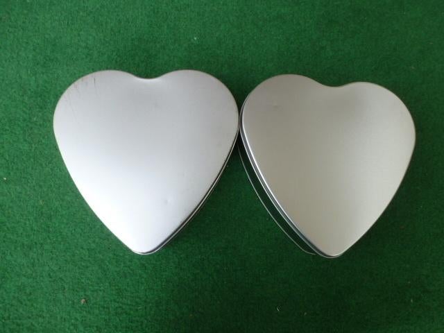 2 leuke hartjes blikken grijs leuk voor de allerliefste, Verzamelen, Blikken, Ophalen of Verzenden, Zo goed als nieuw, Overige