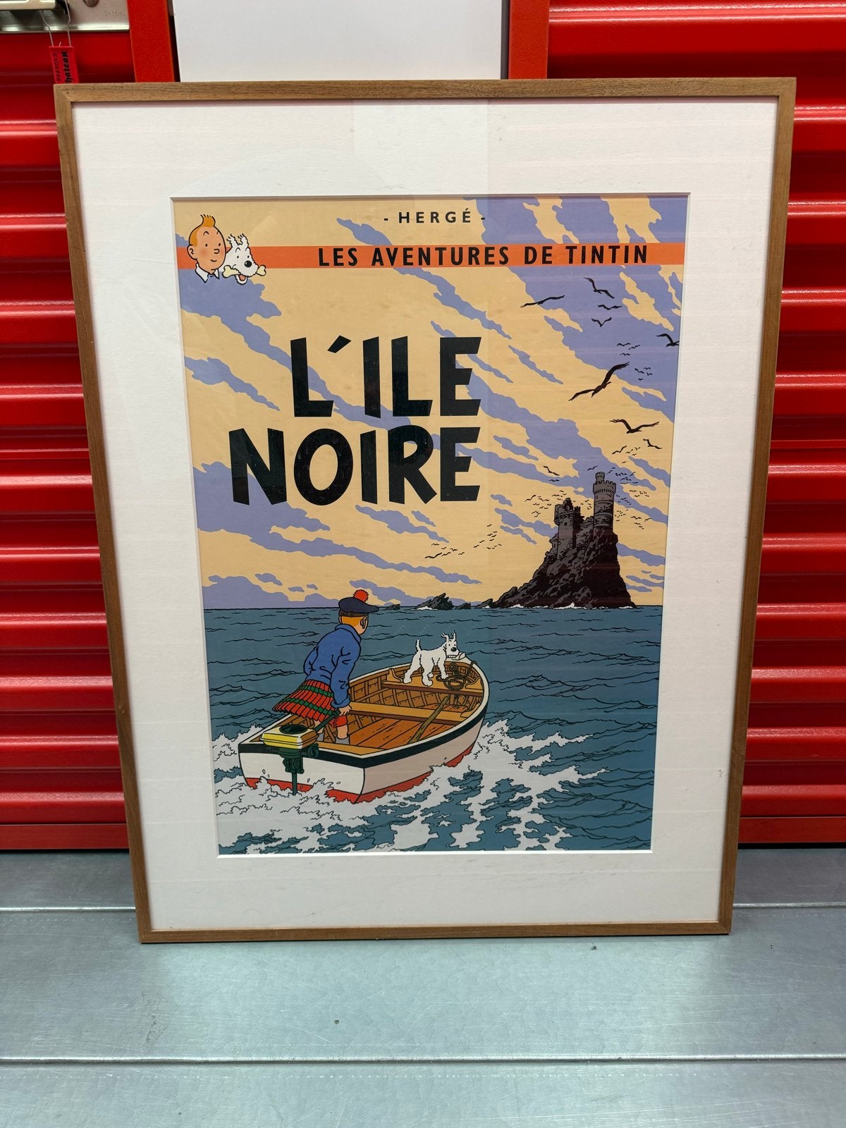 Vintage Kuifje Poster - L'Île Noire (De Zwarte Rotsen), Ophalen of Verzenden, Poster, Print/reproductie, Achter glas