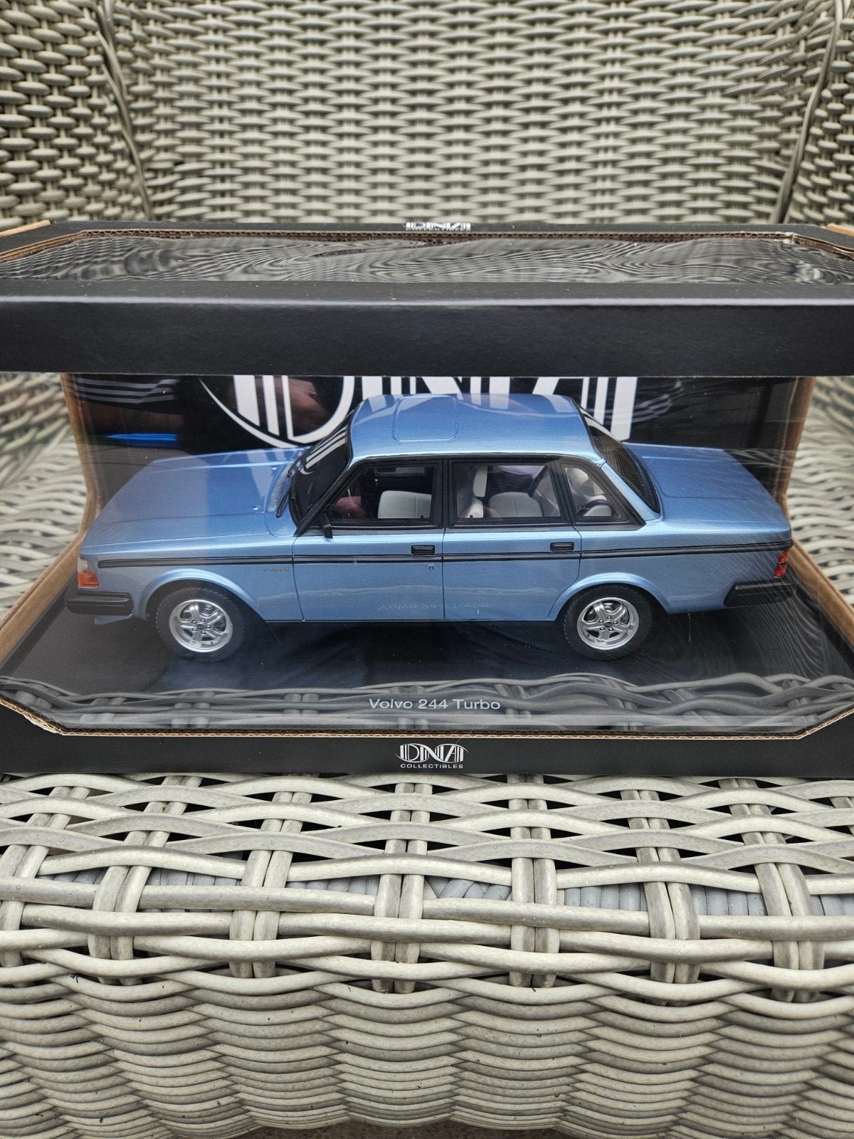1/18 DNA Collectibles volvo 244 turbo blauw, Ophalen of Verzenden, Nieuw, Overige merken