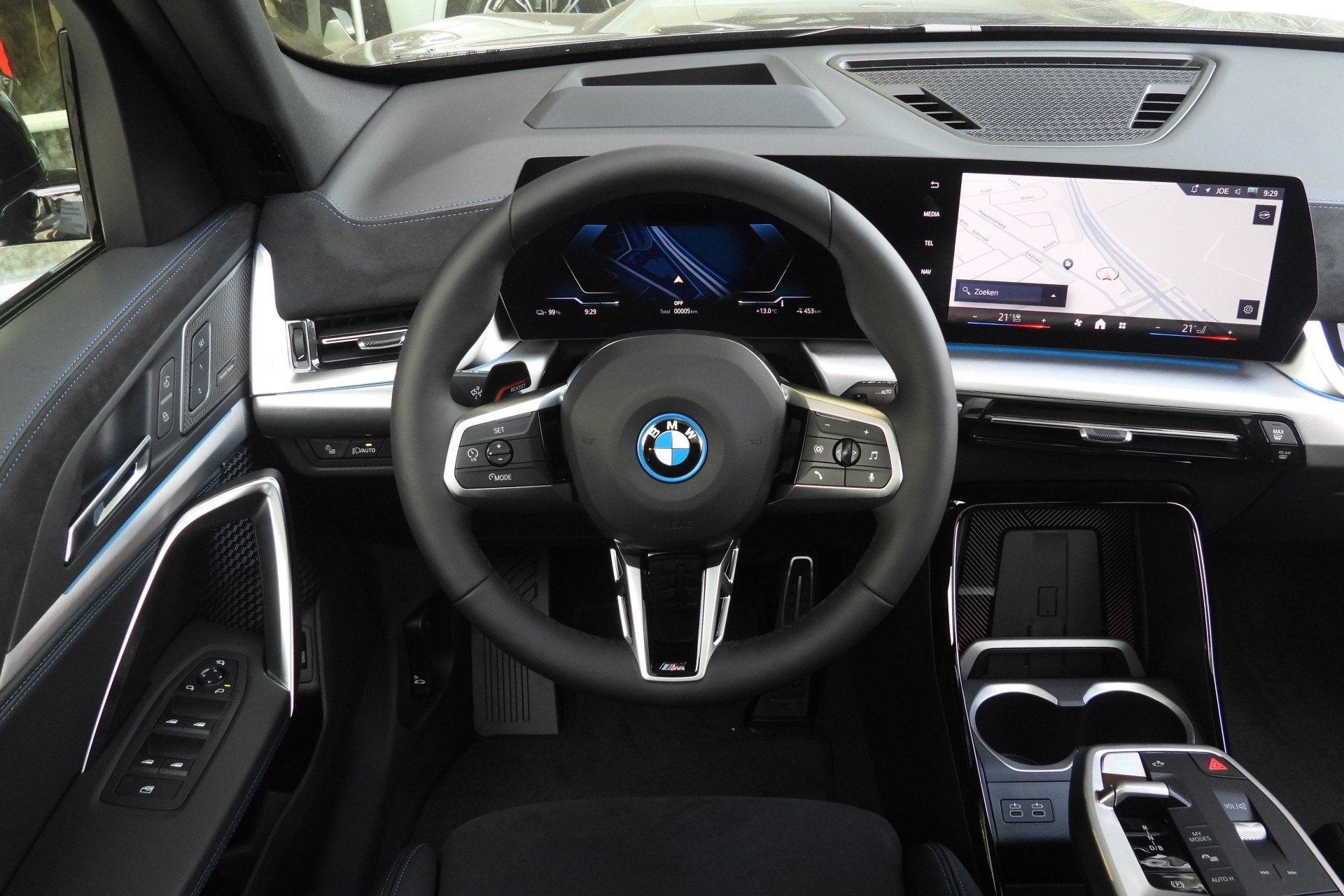 BMW iX1 eDrive20 M Sport / Panoramadak / Trekhaak / Sportsto, 514 km, Met garantie (alle), 24 min, Zwart