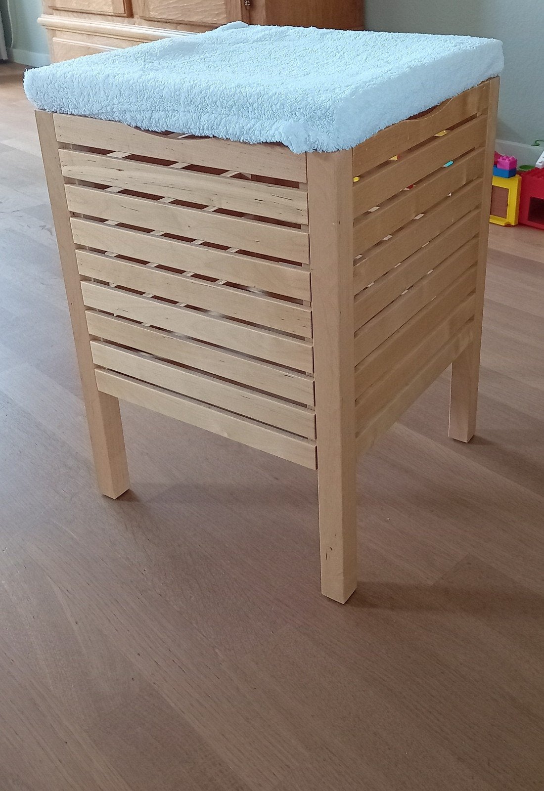 Houten wasmand met handdoek, Ophalen, Gebruikt