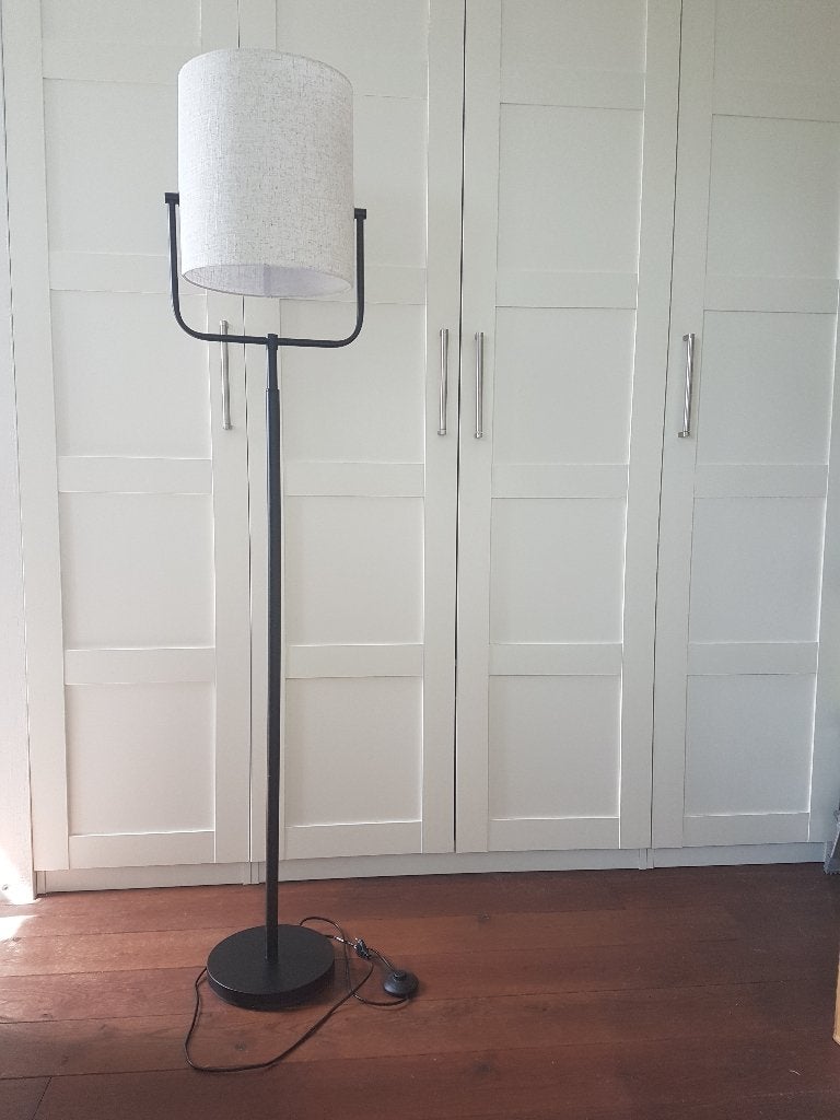 Kwantum Delta vloerlamp, Ophalen, Stof, Klassiek-minimalistische stijl, Zo goed als nieuw