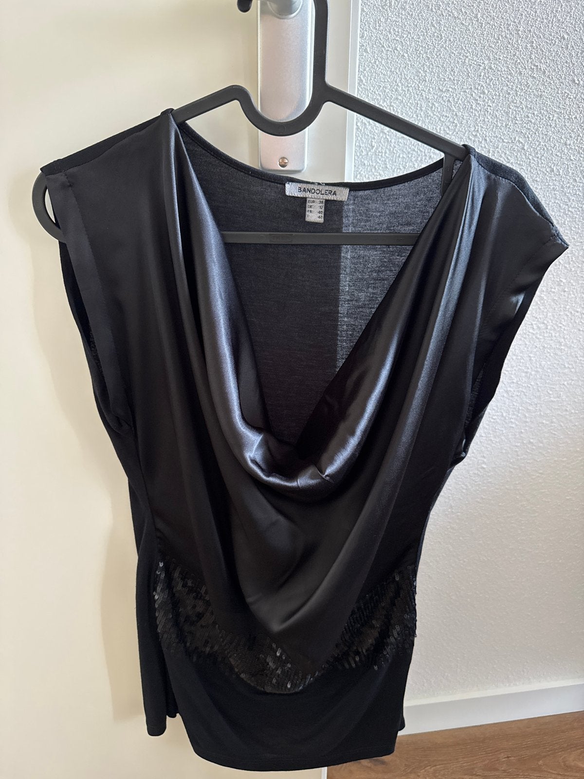 Bandolera Zwarte Top met Watervalhals en Pailletten, Maat 38/40 (M), Zwart, Ophalen of Verzenden, Zo goed als nieuw