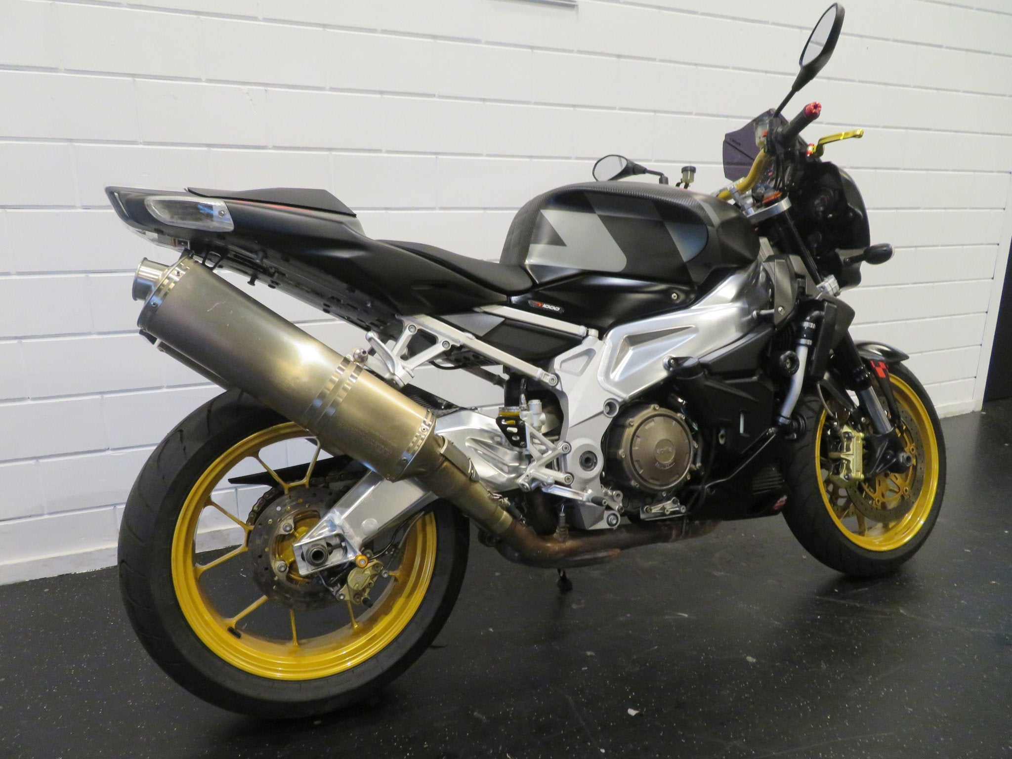 Aprilia TUONO 1000 R STOERE BIKE~! (bj 2006), Motoren, Motoren | Aprilia, Bedrijf, Naked bike