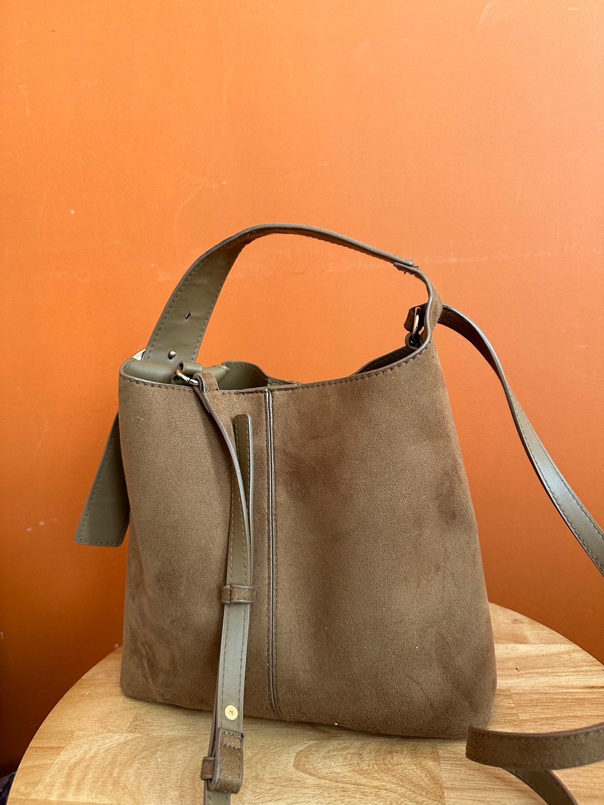Bruin suède look handtas - H&M, Ophalen of Verzenden, Zo goed als nieuw, Bruin, Handtas