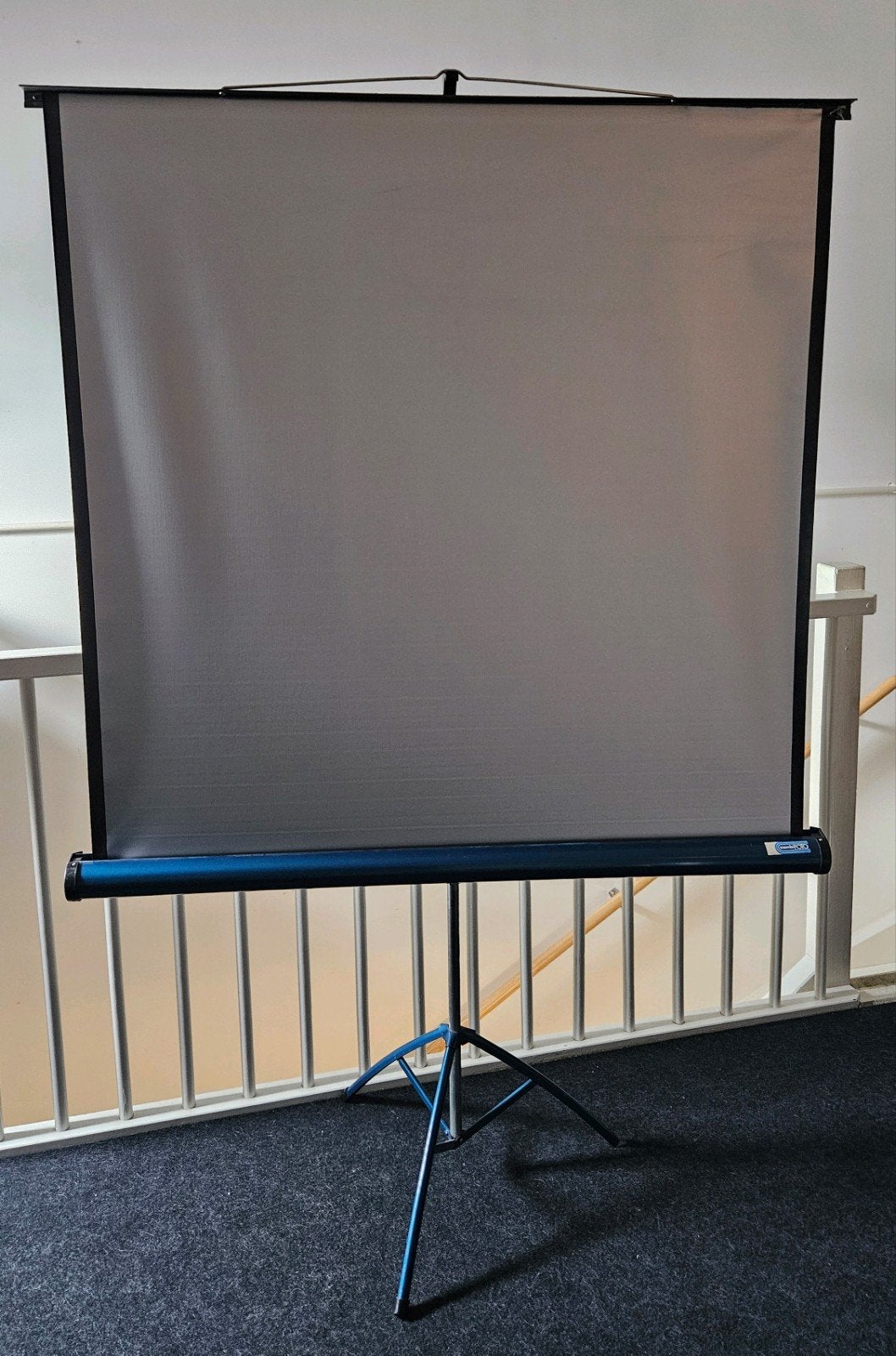 Vintage projectiescherm op blauw statief, Ophalen, Handmatig, Gebruikt