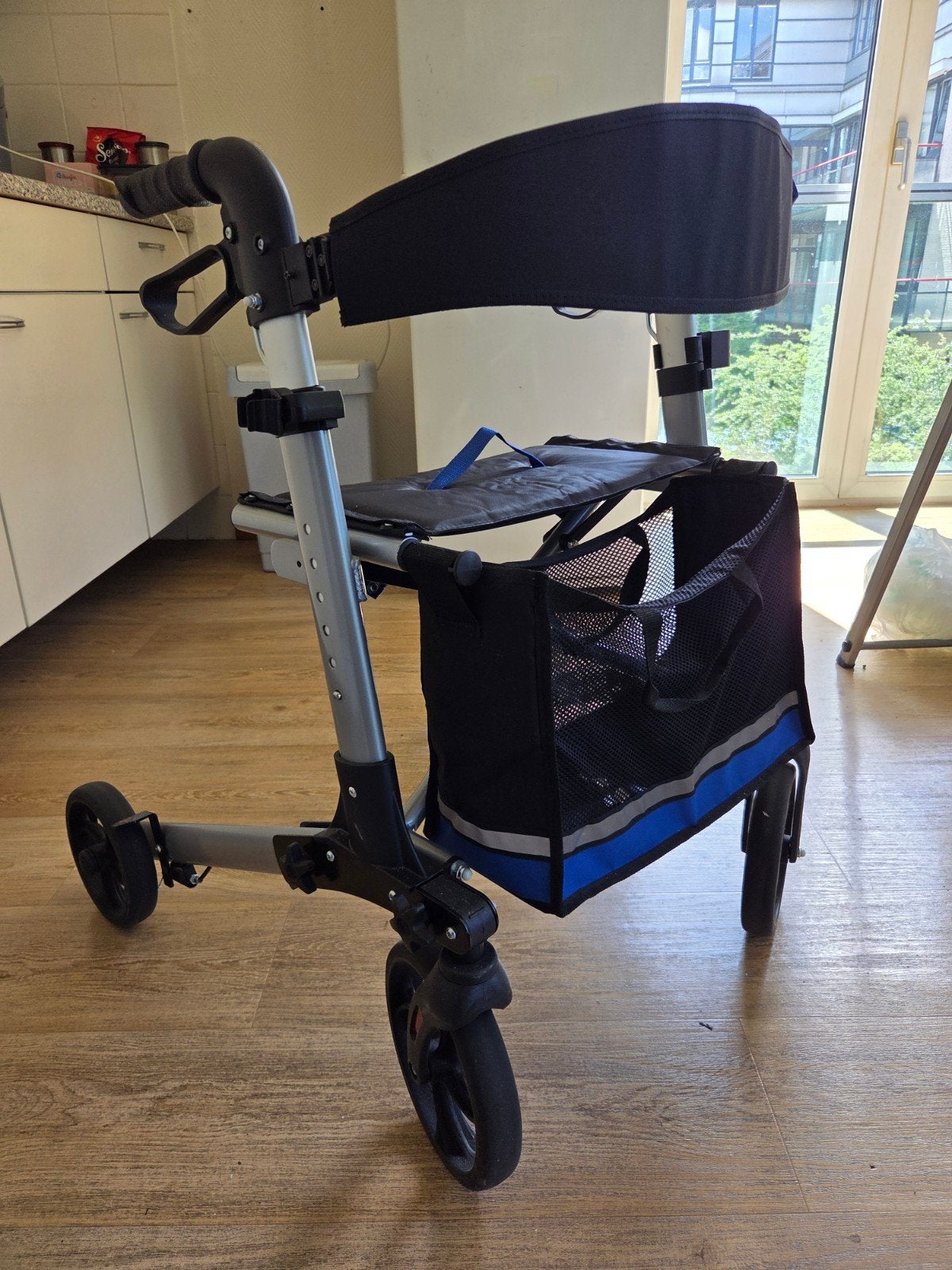 Rollator inklapbaar in nieuwstaat, Ophalen, Opvouwbaar, Zo goed als nieuw