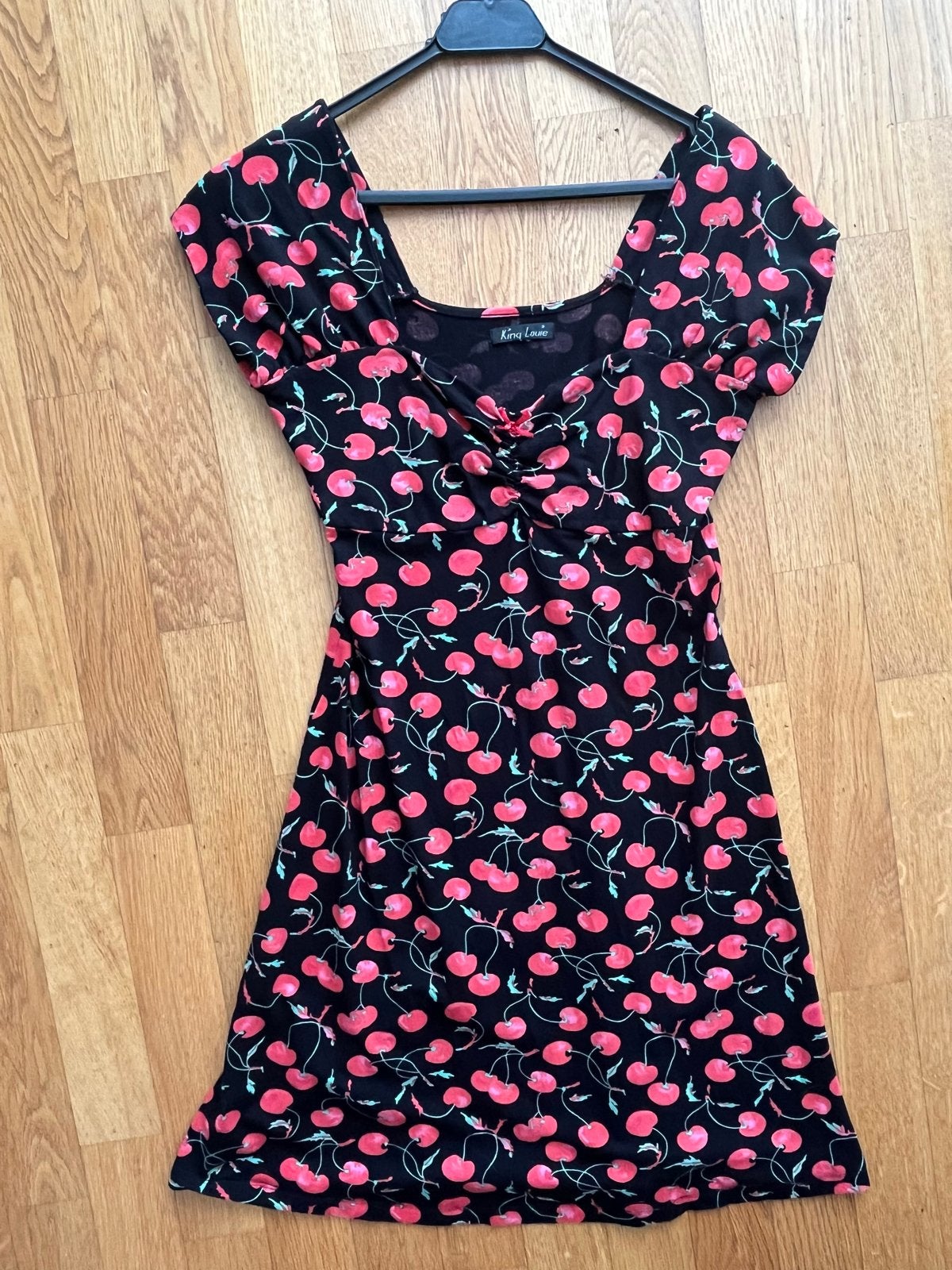 King Louie Gina Dress - zomerjurkje kersenmotief - Maat S/36, Kleding | Dames, Zwart, Ophalen of Verzenden, Maat 36 (S), Gedragen