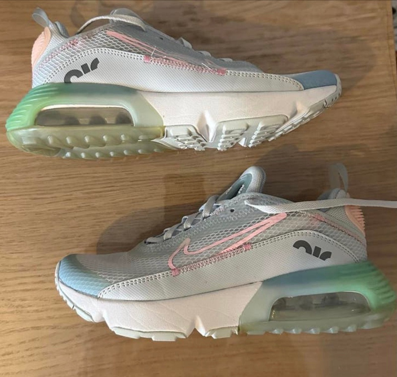 Zo goed als nieuwe Nike sneakers - wit met groene details, Wit, Ophalen of Verzenden, Sneakers of Gympen, Zo goed als nieuw
