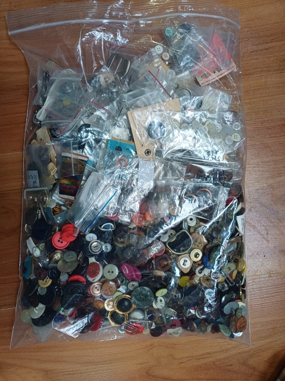 Grote zak knopen en fournituren - 1.3 kg, Ophalen of Verzenden, Zo goed als nieuw, Knoop of Knopen
