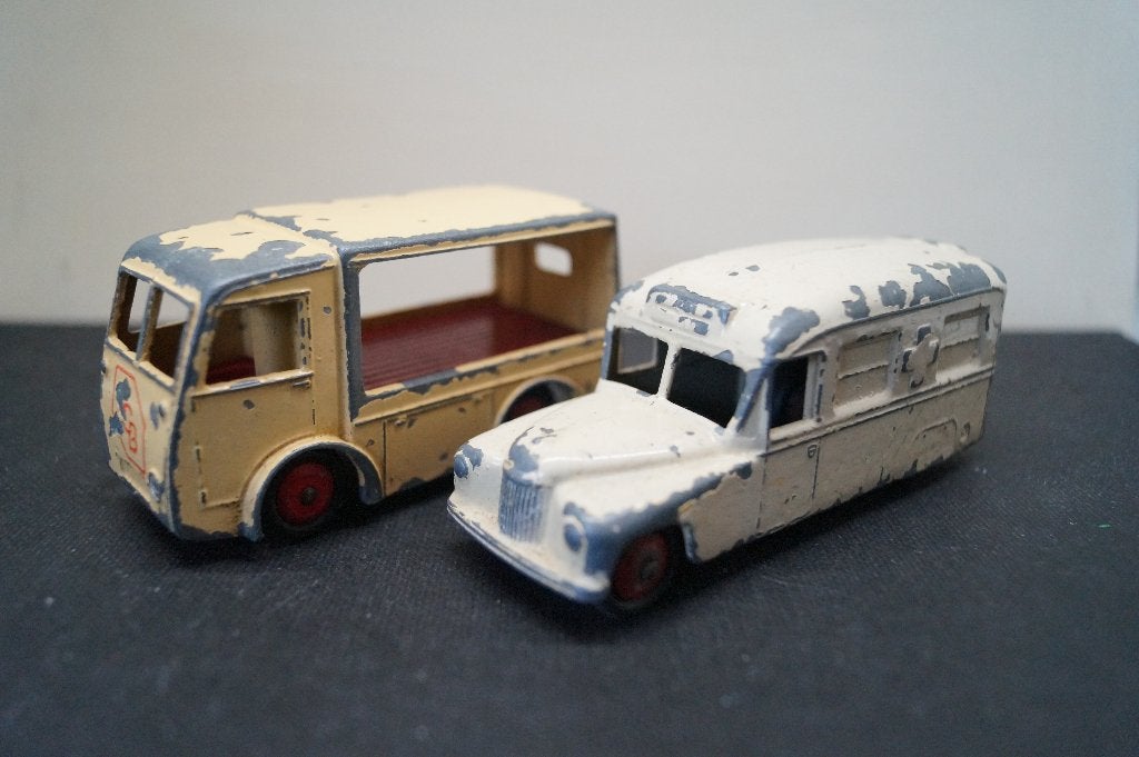Twee Dinky toys origineel. Opruiming, Verzenden