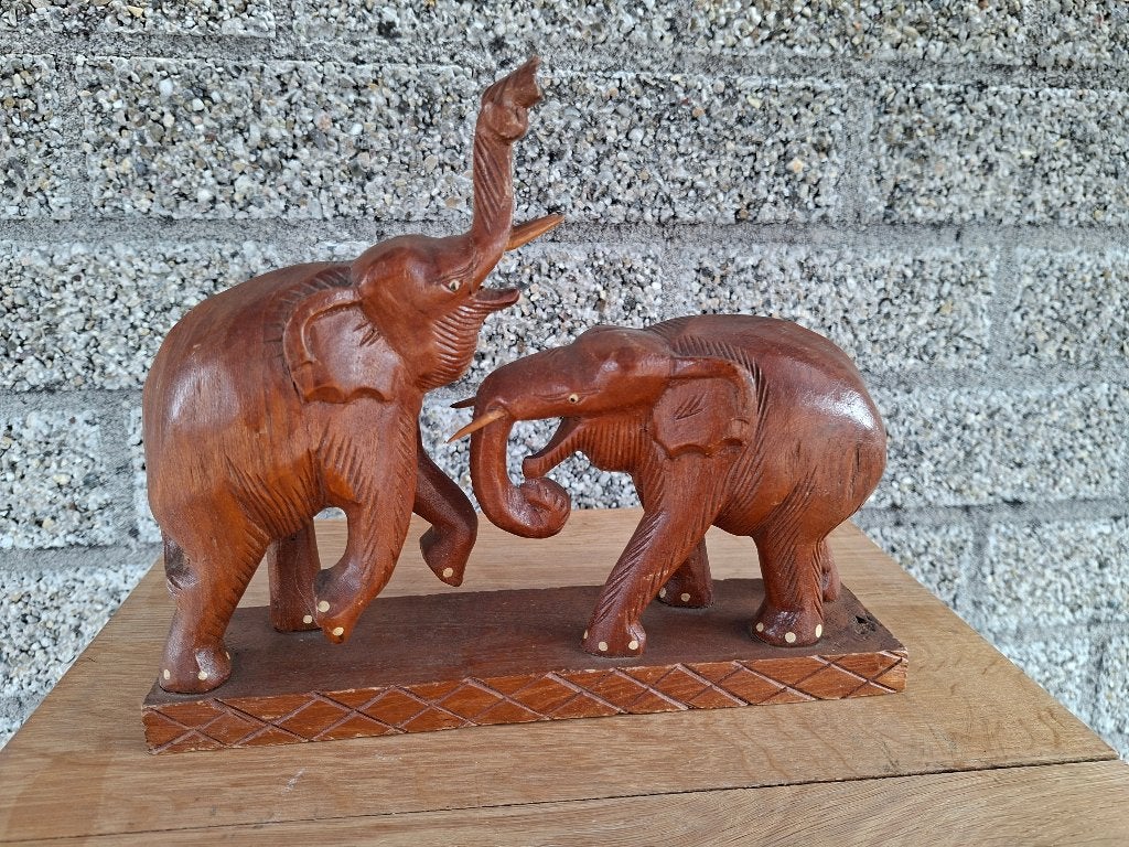 2 levensechte handgemaakte houten olifanten tegenover elkaar, Antiek en Kunst, Ophalen of Verzenden, Handgemaakt, Houtsnijwerk