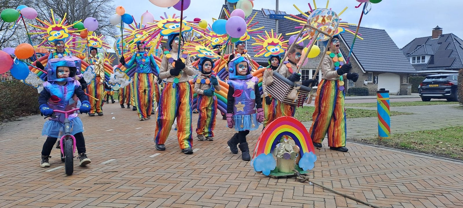Loopgroep carnaval vliegen regenbogen, Ophalen, Carnaval, Maat 42/44 (L), Kleding