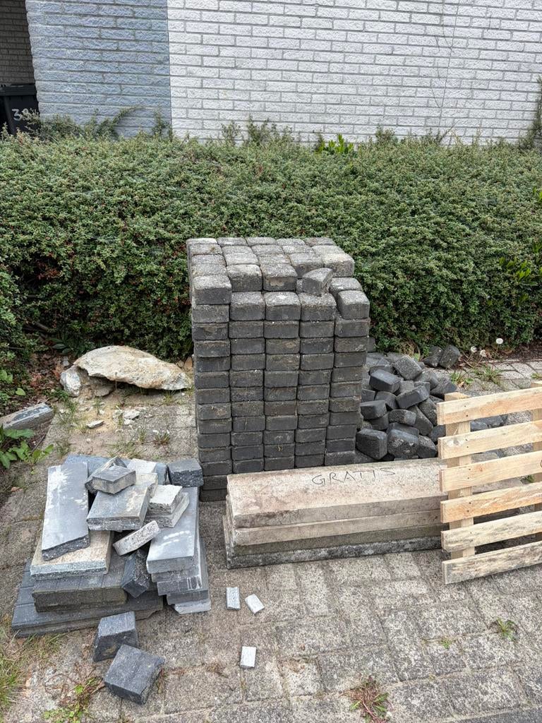 GRATIS AF TE HALEN. Straat stenen/ opsluit banden vierkant, Ophalen, Klinkers, Zo goed als nieuw, Minder dan 5 m²