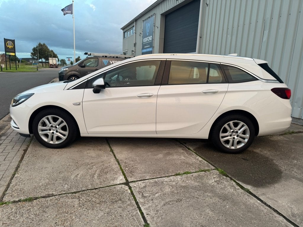 Foto 4 van Opel Astra 1.0 Turbo  Sports Tourer 2017 Wit Airco| trekhaak
