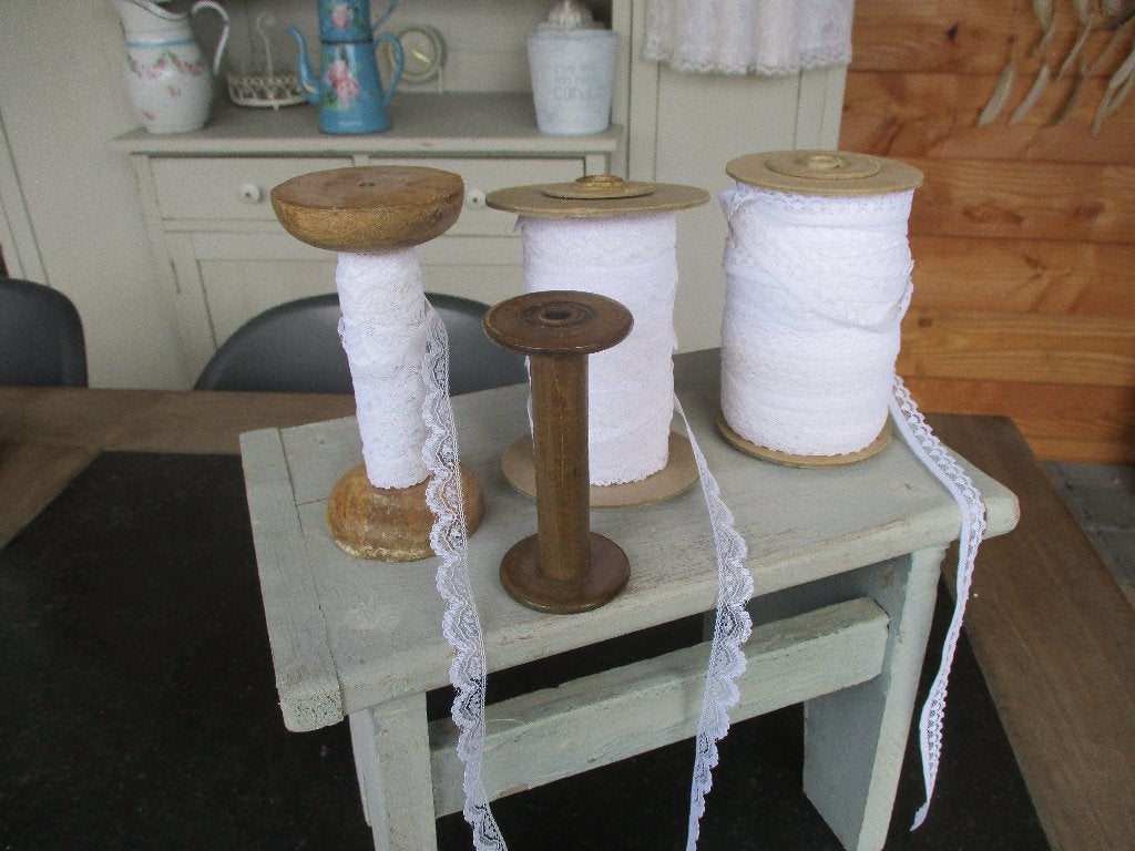 brocante houten klosjes en rollen met kant, Ophalen of Verzenden